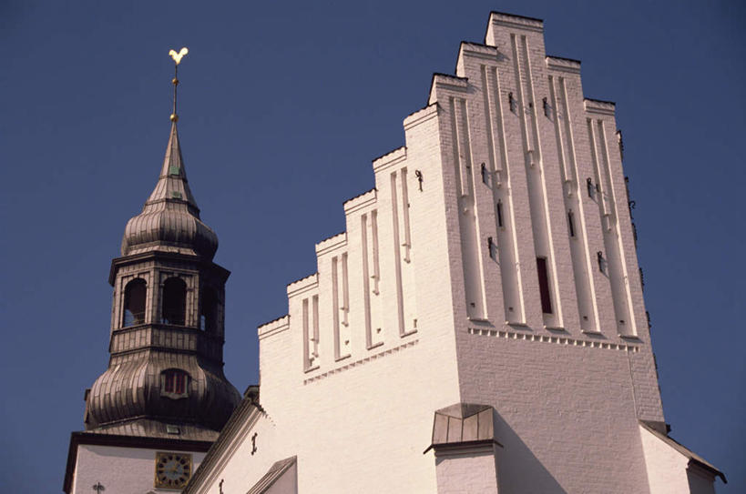 无人,教堂,横图,室外,白天,仰视,旅游,度假,标志建筑,地标,建筑,风向标,风向袋,丹麦,欧洲,阴影,节日,光线,影子,墙,塔,文化,娱乐,建设,墙壁,墙面,蓝色,白色,蓝天,天空,阳光,天,祈祷,享受,休闲,健康,旅游胜地,放松,许愿,宗教,信仰,晴朗,纪念,祈求,北欧,信念,万里无云,丹麦王国,日德兰半岛,平安,风标,晴空,晴空万里,彩图,低角度拍摄,大教堂,礼拜堂