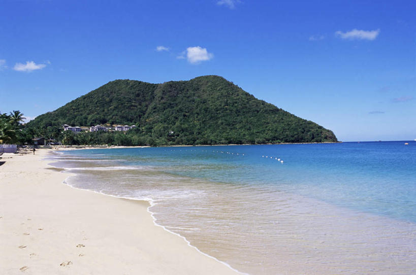 无人,横图,室外,白天,正面,旅游,度假,草地,草坪,海浪,海洋,美景,沙滩,山,山脉,植物,加勒比海,圣卢西亚,阴影,光线,沙子,影子,海岸,景观,浪花,山峰,云,云朵,沙地,山峦,云彩,娱乐,草,蓝色,绿色,白云,蓝天,天空,阳光,自然,海水,群山,天,享受,休闲,景色,放松,晴朗,北美,北美洲,自然风光,美洲,海景,北亚美利加洲,亚美利加洲,大海,风浪,海,海水的波动,海滩,近岸浪,涌浪,晴空,彩图