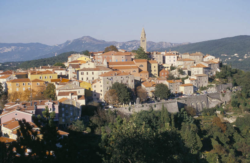 无人,家,横图,俯视,室外,白天,旅游,度假,山,山脉,植物,雾,标志建筑,地标,建筑,欧洲,克罗地亚,朦胧,模糊,房屋,屋子,山峰,建筑群,山峦,娱乐,建设,楼房,住宅,树,树木,排列,绿色,自然,群山,享受,休闲,旅游胜地,放松,生长,成长,迷雾,摆列,克罗地亚共和国,伊斯特利亚省,伊斯特利亚,大雾,彩图,高角度拍摄,房子,布列,分列