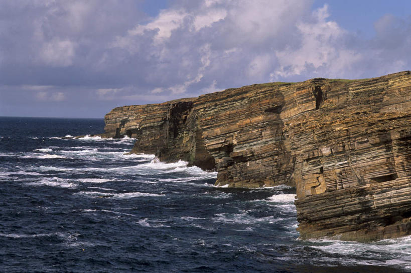 无人,横图,室外,白天,正面,旅游,度假,海浪,海洋,石头,美景,山,山脉,英国,欧洲,阴影,光线,石子,影子,景观,浪花,山峰,云,云朵,山峦,云彩,娱乐,苏格兰,蓝色,白云,蓝天,天空,阳光,自然,海水,群山,天,享受,休闲,景色,放松,晴朗,西欧,自然风光,大不列颠,海景,大不列颠及北爱尔兰联合王国,大不列颠联合王国,日不落英帝国,苏格兰王国,奥克尼群岛,大海,风浪,海,海水的波动,近岸浪,石块,岩石,涌浪,晴空,彩图