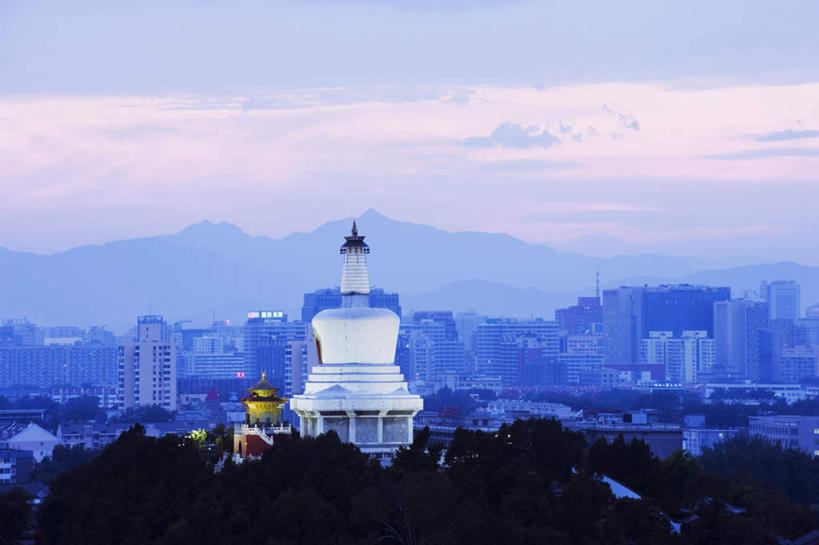 无人,公园,高楼大厦,寺庙,横图,俯视,室外,白天,旅游,度假,日落,山,山脉,植物,标志建筑,大厦,地标,建筑,摩天大楼,北海公园,北京,中国,亚洲,节日,朦胧,模糊,山峰,晚霞,霞光,落日,塔,山峦,首都,燃烧,文化,娱乐,建设,树,树木,绿色,白色,自然,黄昏,香火,庙宇,群山,祈祷,享受,休闲,健康,旅游胜地,彩霞,放松,许愿,宗教,信仰,生长,成长,纪念,祈求,东亚,中华人民共和国,北京市,京,北平,华北地区,北京北海公园,夕照,平安,夕阳,彩图,高角度拍摄,大楼,高层建筑,高楼,庙,摩天楼,寺,斜阳