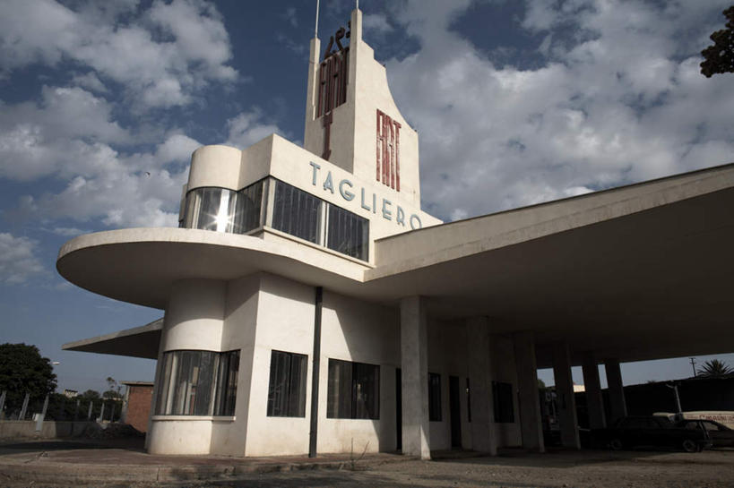 无人,家,横图,室外,白天,仰视,旅游,度假,植物,标志建筑,地标,建筑,非洲,厄立特里亚,阴影,光线,英文,标志,文字,影子,柱子,字符,字母,房屋,墙,屋子,云,云朵,首都,云彩,娱乐,标识,建设,楼房,墙壁,墙面,住宅,树,树木,蓝色,绿色,白色,白云,蓝天,天空,阳光,自然,天,享受,休闲,旅游胜地,放松,生长,晴朗,成长,英文字母,阿非利加洲,阿斯马拉,厄立特里亚国,晴空,彩图,低角度拍摄,房子