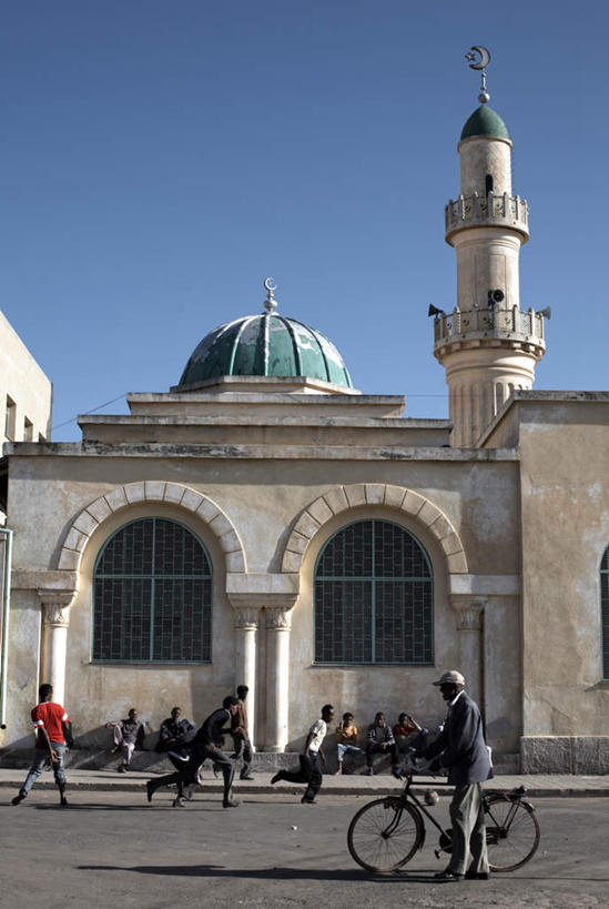 西方人,儿童,寺庙,站,跑,竖图,室外,白天,仰视,旅游,度假,纯洁,窗户,标志建筑,地标,建筑,自行车,欧洲,非洲,厄立特里亚,黑人,欧洲人,一辆,阴影,服装,节日,光线,影子,墙,屋顶,首都,许多人,燃烧,顶棚,注视,休闲装,文化,娱乐,建设,玻璃窗,墙壁,墙面,车,脚踏车,小孩,衣服,蓝色,白色,蓝天,天空,阳光,香火,庙宇,交通工具,天,观察,看,祈祷,站着,一群人,享受,休闲,健康,休闲服,旅游胜地,放松,可爱,童年,童趣,许愿,宗教,服饰,信仰,晴朗,观看,纪念,祈求,察看,关注,载具,童真,烂漫,无邪,万里无云,阿非利加洲,阿斯马拉,厄立特里亚国,平安,天真,男孩,男人,男性,非洲人,晴空,晴空万里,跑步,站立,彩图,低角度拍摄,全身,庙,寺,男生