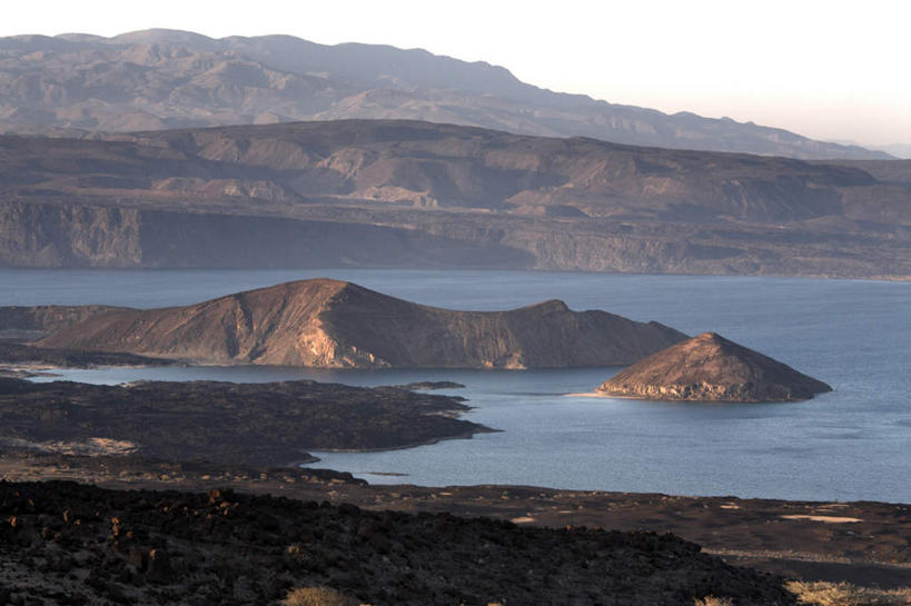 无人,横图,俯视,室外,白天,旅游,度假,湖,湖泊,石头,美景,山,山脉,水,非洲,吉布提,阴影,波纹,光线,石子,影子,湖面,景观,山峰,水流,水面,云,云朵,涟漪,山峦,云彩,娱乐,蓝色,白云,倒影,蓝天,水纹,天空,阳光,自然,波浪,湖水,群山,天,享受,休闲,景色,放松,晴朗,连绵,倒映,绵延,自然风光,水晕,阿非利加洲,东非,绵亘,反照,吉布提共和国,石块,岩石,晴空,彩图,高角度拍摄