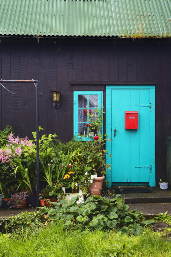 无人,家,竖图,室外,白天,正面,度假,草地,草坪,美景,植物,别墅,窗户,门,城市风光,城市,丹麦,欧洲,阴影,盛开,光线,影子,房屋,墙,屋子,景观,公寓,花蕾,娱乐,洋房,楼房,玻璃窗,墙壁,墙面,住宅,草,花,花瓣,花朵,鲜花,树,树木,绿色,阳光,自然,门框,花苞,花蕊,享受,休闲,景色,放松,生长,成长,北欧,首府,丹麦王国,法罗群岛,托尔斯港,彩图,房子
