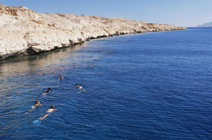 游泳,西方人,横图,俯视,室外,白天,泳装,比基尼,旅游,度假,海浪,海洋,石头,美景,沙滩,欧洲,非洲,埃及,黑人,欧洲人,阴影,光线,沙子,石子,影子,海岸,景观,浪花,水平线,辽阔,海平线,沙地,许多人,注视,娱乐,蓝色,蓝天,天空,阳光,自然,海水,天,观察,看,一群人,享受,休闲,广阔,景色,放松,晴朗,观看,一望无际,察看,古埃及,关注,自然风光,海景,北非,万里无云,阿拉伯埃及共和国,金字塔之国,棉花之国,泅水,阿非利加洲,无边无际,一马平川,拍浮,沙姆沙伊赫,沙尔姆谢赫,西奈半岛,男人,男性,女人,女性,中年男性,中年女性,非洲人,大海,风浪,海,海水的波动,海滩,近岸浪,石块,岩石,涌浪,晴空,晴空万里,彩图,高角度拍摄,全身,三点式,泳衣,水天相接,水天一线