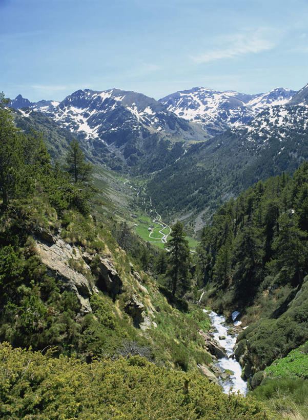 无人,竖图,俯视,室外,白天,旅游,度假,石头,美景,山,树林,雪,雪山,植物,大雪,欧洲,安道尔,阴影,光线,石子,影子,冰,积雪,景观,山顶,山峰,雪景,云,云朵,冬季,冬天,山峦,云彩,娱乐,树,树木,蓝色,绿色,白云,蓝天,天空,阳光,自然,天,享受,休闲,景色,放松,寒冷,生长,晴朗,成长,冰冷,自然风光,严寒,冰凉,酷寒,凛冽,凛凛,极冷,颠峰,极峰,安道尔公国,石块,岩石,晴空,彩图,高角度拍摄