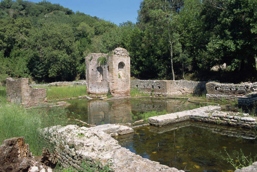 无人,横图,室外,白天,正面,旅游,度假,草地,草坪,石头,名胜古迹,水,植物,标志建筑,地标,建筑,欧洲,阿尔巴尼亚,阴影,遗迹,光线,石子,液体,影子,池塘,水池,水滴,古迹,文物,娱乐,建设,古建筑,废墟,草,树,树木,蓝色,绿色,倒影,蓝天,天空,阳光,自然,天,享受,休闲,旅游胜地,放松,生长,晴朗,成长,倒映,南欧,古文明,万里无云,反照,阿尔巴尼亚共和国,石块,岩石,晴空,晴空万里,彩图