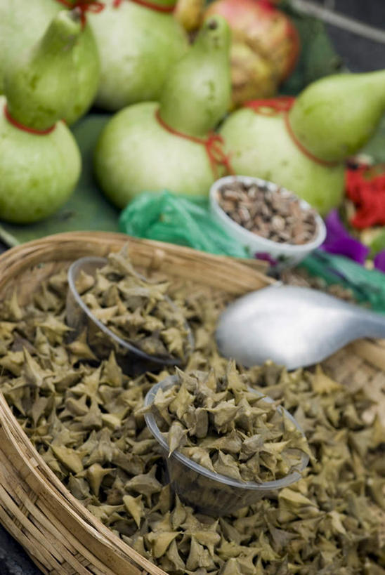 无人,交叉,竖图,俯视,室外,特写,白天,购物,度假,消费,美景,城市风光,城市,竹子,水果,一堆,许多,阴影,堆叠,堆积,竹制,朦胧,模糊,新鲜,编织,光线,葫芦,篮子,影子,勺子,陶瓷,景观,生食,食品,果实,陶瓷制品,很多,娱乐,食物,阳光,容器,竹篮,调羹,汤匙,碗,享受,休闲,景色,放松,金融,菱角,有机食品,绿色食品,储藏,竹条,堆,交织,竹制品,储存,选购,贸易,血拼,穿插,彩图,高角度拍摄,贮存