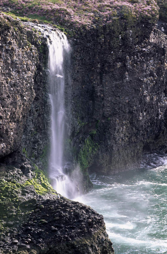 无人,竖图,俯视,室外,白天,旅游,度假,石头,美景,瀑布,山,山脉,水,英国,欧洲,阴影,飞溅,朦胧,模糊,溅,光线,石子,液体,影子,景观,山峰,水滴,云,云朵,山峦,云彩,娱乐,苏格兰,水珠,蓝色,白云,蓝天,天空,阳光,自然,群山,天,享受,休闲,景色,放松,晴朗,西欧,喷洒,自然风光,大不列颠,大不列颠及北爱尔兰联合王国,大不列颠联合王国,日不落英帝国,苏格兰王国,阿伯丁,阿伯丁郡,跌水,石块,岩石,晴空,彩图,高角度拍摄