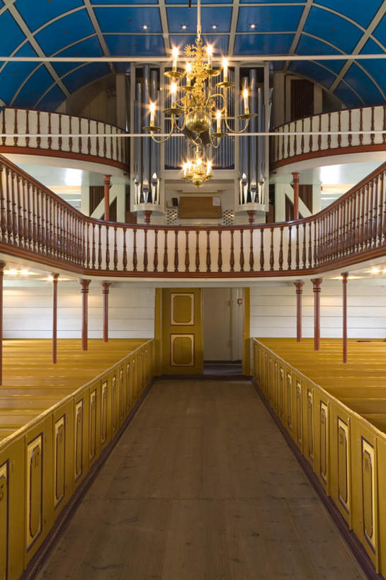 无人,教堂,栏杆,竖图,室内,夜晚,仰视,旅游,度假,键盘,标志建筑,道路,地标,建筑,路,椅子,照明,丹麦,欧洲,一排,节日,整齐,木椅,围栏,小路,灯光,乐器,交通,文化,娱乐,建设,护栏,吊灯,灯,排列,灯具,祈祷,享受,休闲,健康,旅游胜地,放松,许愿,宗教,信仰,纪念,祈求,照亮,键盘乐器,照明设备,队列,北欧,风琴,信念,首府,丹麦王国,法罗群岛,托尔斯港,平安,彩图,低角度拍摄,大教堂,礼拜堂