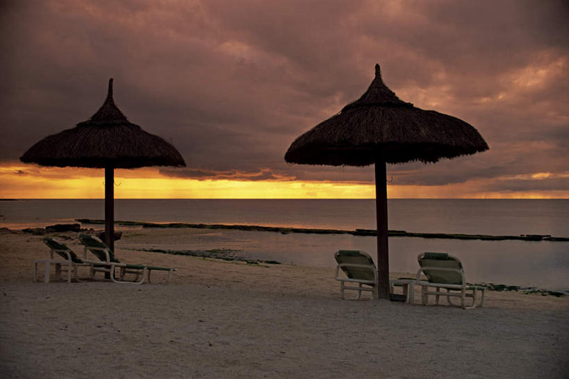 无人,横图,室外,白天,正面,旅游,度假,海浪,海洋,美景,日落,沙滩,椅子,非洲,毛里求斯,朦胧,模糊,伞,沙子,雨伞,遮阳伞,躺椅,海岸,景观,浪花,晚霞,霞光,落日,沙地,背光,娱乐,阳伞,两个,自然,海水,黄昏,四个,享受,休闲,景色,彩霞,放松,沙滩椅,自然风光,逆光,海景,阿非利加洲,夕照,毛里求斯共和国,大海,风浪,海,海水的波动,海滩,近岸浪,涌浪,夕阳,彩图,斜阳