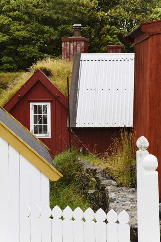 无人,家,栏杆,竖图,室外,白天,正面,度假,美景,植物,门,城市风光,城市,丹麦,欧洲,阴影,光线,影子,房屋,墙,屋子,景观,公寓,围栏,娱乐,洋房,护栏,楼房,墙壁,墙面,住宅,树,树木,绿色,白色,阳光,自然,门框,享受,休闲,景色,放松,生长,成长,北欧,首府,丹麦王国,法罗群岛,托尔斯港,彩图,房子