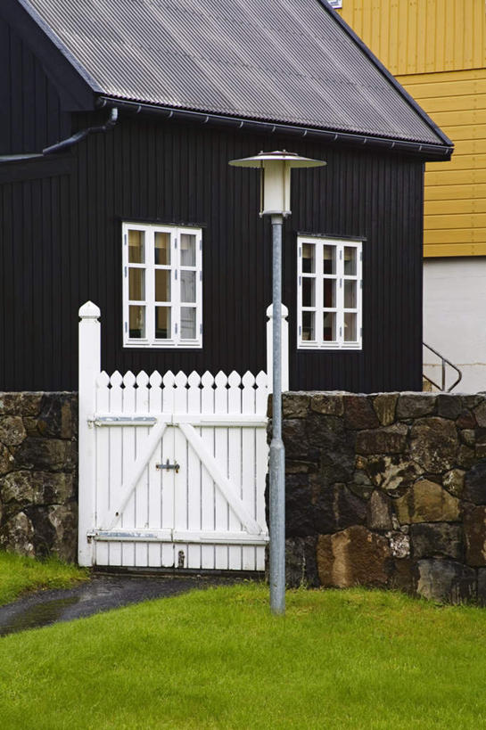 无人,家,栏杆,竖图,室外,白天,正面,度假,草地,草坪,美景,植物,门,城市风光,城市,路灯,照明,丹麦,欧洲,阴影,光线,影子,房屋,墙,屋子,景观,公寓,围栏,灯光,娱乐,洋房,护栏,楼房,墙壁,墙面,住宅,灯,草,绿色,黑色,阳光,门框,享受,休闲,景色,放松,照亮,照明设备,北欧,首府,丹麦王国,法罗群岛,托尔斯港,彩图,房子