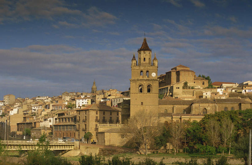 无人,家,横图,室外,白天,正面,度假,美景,植物,别墅,城市风光,城市,西班牙,欧洲,阴影,光线,影子,房屋,屋子,景观,云,云朵,公寓,云彩,娱乐,洋房,楼房,住宅,树,树木,蓝色,绿色,白云,蓝天,天空,阳光,自然,天,享受,休闲,景色,放松,生长,晴朗,成长,南欧,西班牙王国,拉里奥哈,拉里奥哈自治区,晴空,彩图,房子