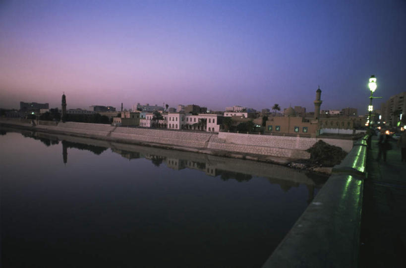 西方人,一个人,家,走,横图,俯视,室外,夜晚,度假,河流,石头,美景,日落,水,植物,城市风光,城市,路灯,照明,欧洲,伊拉克,欧洲人,亚洲,仅一个男性,仅一个人,仅一个中年男性,波纹,服装,石子,房屋,墙,屋子,河水,景观,水流,晚霞,霞光,落日,天桥,桥,灯光,涟漪,首都,休闲装,娱乐,楼房,墙壁,墙面,住宅,灯,树,树木,衣服,绿色,倒影,水纹,自然,黄昏,波浪,享受,休闲,休闲服,景色,彩霞,放松,服饰,生长,成长,人行桥,照亮,倒映,照明设备,西亚,水晕,夕照,反照,伊拉克共和国,巴格达,男人,男性,中年男性,白种人,石块,夕阳,步行,散步,走路,彩图,高角度拍摄,全身,房子,斜阳