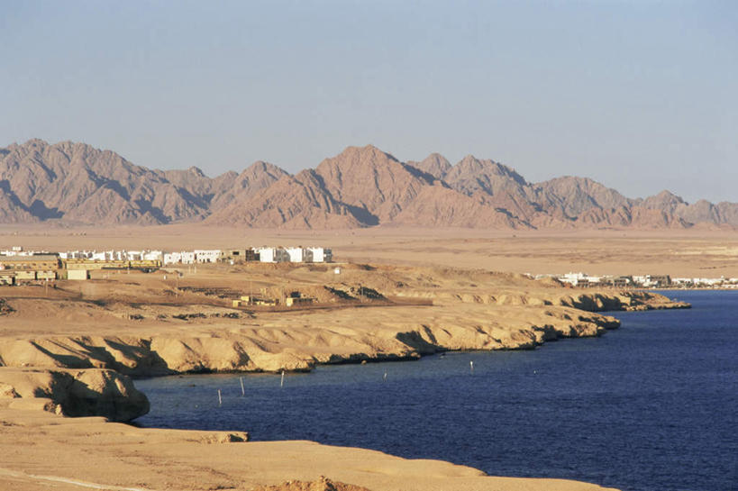 无人,家,横图,俯视,室外,白天,旅游,度假,海浪,海洋,沙漠,沙滩,山,山脉,非洲,埃及,阴影,光线,沙子,影子,房屋,屋子,海岸,浪花,山峰,沙地,山峦,娱乐,楼房,住宅,蓝色,蓝天,天空,阳光,海水,群山,天,享受,休闲,放松,晴朗,古埃及,海景,北非,万里无云,阿拉伯埃及共和国,金字塔之国,棉花之国,阿非利加洲,沙姆沙伊赫,沙尔姆谢赫,西奈半岛,大海,大漠,风浪,海,海水的波动,海滩,近岸浪,砂漠,涌浪,晴空,晴空万里,彩图,高角度拍摄,房子