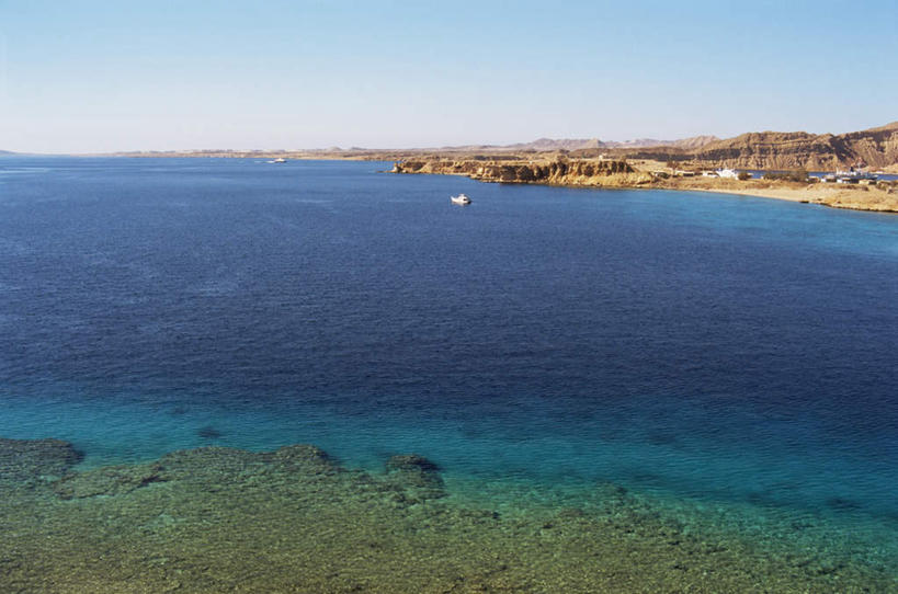 无人,横图,俯视,室外,白天,旅游,度假,海浪,海洋,沙滩,山,山脉,轮船,船,非洲,埃及,阴影,光线,沙子,影子,海岸,浪花,山峰,水平线,辽阔,海平线,沙地,山峦,娱乐,蓝色,蓝天,天空,阳光,海水,交通工具,群山,天,享受,休闲,广阔,放松,晴朗,一望无际,古埃及,载具,海景,北非,万里无云,阿拉伯埃及共和国,金字塔之国,棉花之国,阿非利加洲,无边无际,一马平川,沙姆沙伊赫,沙尔姆谢赫,西奈半岛,大海,风浪,海,海水的波动,海滩,近岸浪,涌浪,晴空,晴空万里,彩图,高角度拍摄,水天相接,水天一线