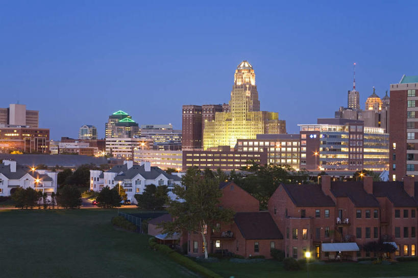 无人,家,高楼大厦,横图,全景,室外,白天,正面,旅游,度假,草地,草坪,美景,天际线,植物,城市风光,城市,大厦,建筑,路灯,摩天大楼,照明,纽约,美国,阴影,光线,影子,房屋,屋子,景观,灯光,娱乐,建设,楼房,住宅,灯,草,树,树木,蓝色,绿色,蓝天,天空,阳光,自然,天,享受,休闲,景色,放松,生长,晴朗,成长,照亮,北美,北美洲,照明设备,美洲,纽约州,万里无云,帝国之州,帝国州,北亚美利加洲,亚美利加洲,水牛城,布法罗,晴空,晴空万里,彩图,房子,大楼,高层建筑,高楼,摩天楼