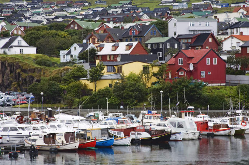帆船,无人,家,码头,横图,室外,白天,正面,旅游,度假,草地,草坪,美景,植物,城市风光,城市,港口,船,丹麦,欧洲,一排,阴影,整齐,光线,影子,房屋,屋子,景观,娱乐,楼房,住宅,草,树,树木,排列,绿色,阳光,自然,交通工具,享受,休闲,景色,放松,生长,成长,队列,载具,北欧,首府,丹麦王国,法罗群岛,托尔斯港,彩图,房子,摆渡口,埠头,渡口,渡头,港湾,海港,货运码头,口岸,商港