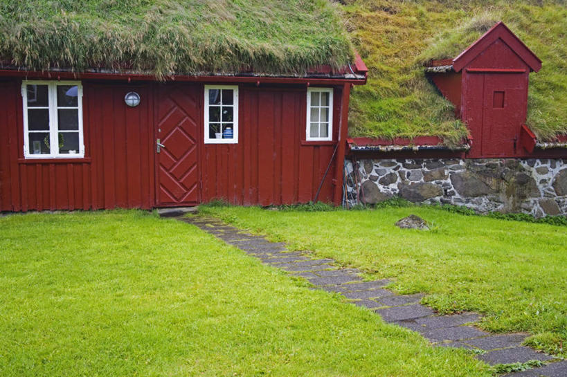 无人,家,横图,室外,白天,正面,旅游,度假,草地,草坪,美景,植物,窗户,丹麦,欧洲,阴影,光线,影子,房屋,庭院,屋顶,屋子,景观,顶棚,娱乐,楼房,玻璃窗,住宅,草,树,树木,绿色,阳光,自然,享受,休闲,景色,放松,生长,成长,自然风光,北欧,首府,丹麦王国,法罗群岛,托尔斯港,彩图,房子