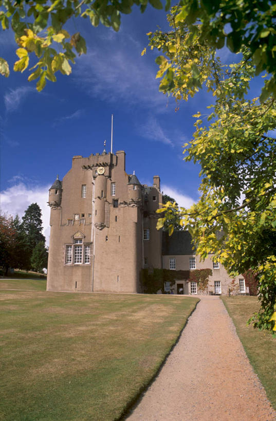 无人,竖图,室外,白天,正面,旅游,度假,草地,草坪,名胜古迹,植物,标志建筑,道路,地标,建筑,路,英国,欧洲,阴影,遗迹,光线,影子,堡垒,城堡,云,云朵,小路,交通,云彩,古迹,文物,娱乐,建设,古建筑,苏格兰,草,树,树木,蓝色,绿色,白云,蓝天,天空,阳光,自然,天,享受,休闲,旅游胜地,放松,生长,晴朗,成长,西欧,要塞,大不列颠,古文明,大不列颠及北爱尔兰联合王国,大不列颠联合王国,日不落英帝国,苏格兰王国,设防,阿伯丁,阿伯丁郡,克雷斯城堡,晴空,彩图