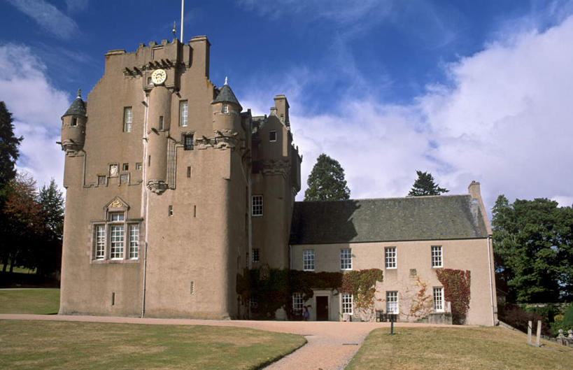 无人,横图,室外,白天,正面,旅游,度假,草地,草坪,名胜古迹,植物,标志建筑,道路,地标,建筑,路,英国,欧洲,阴影,遗迹,光线,影子,堡垒,城堡,云,云朵,小路,交通,云彩,古迹,文物,娱乐,建设,古建筑,苏格兰,草,树,树木,蓝色,绿色,白云,蓝天,天空,阳光,自然,天,享受,休闲,旅游胜地,放松,生长,晴朗,成长,西欧,要塞,大不列颠,古文明,大不列颠及北爱尔兰联合王国,大不列颠联合王国,日不落英帝国,苏格兰王国,设防,阿伯丁,阿伯丁郡,克雷斯城堡,晴空,彩图