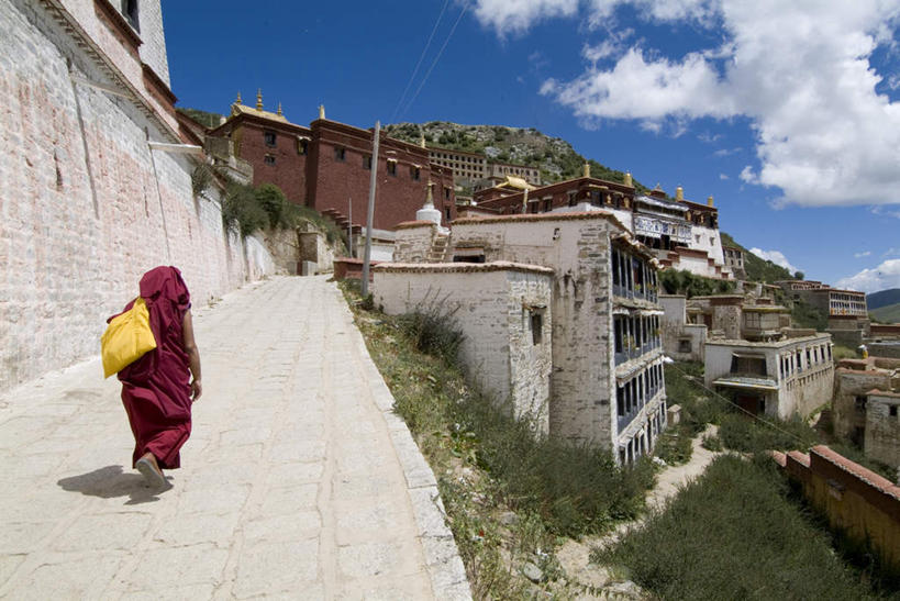 东方人,背,一个人,家,寺庙,走,横图,室外,白天,民族服装,旅游,度假,草地,草坪,山,山脉,植物,标志建筑,道路,地标,建筑,路,雕塑,中国,亚洲,仅一个男性,仅一个人,阴影,节日,艺术,装饰,光线,雕刻,雕像,影子,房屋,屋子,山峰,云,云朵,小路,塔,交通,山峦,云彩,黄种人,文化,娱乐,建设,楼房,拉萨,西藏,住宅,草,树,树木,仅一个年轻男性,背面,蓝色,绿色,白云,蓝天,天空,阳光,自然,工艺品,庙宇,群山,天,背着,祈祷,享受,休闲,健康,旅游胜地,放松,许愿,宗教,佛教,信仰,生长,晴朗,成长,纪念,华丽,修饰,祈求,美术,点缀,主题,藏,陈列,东亚,西藏自治区,首府,中华人民共和国,西南地区,功能,美学,衬托,美观,雅致,雅观,背负,拉萨市,释教,达孜县,甘丹寺,达孜,平安,男人,男性,年轻男性,亚洲人,晴空,步行,散步,走路,彩图,全身,传统服装,民俗服,房子,庙,寺