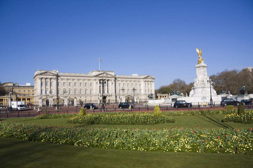 无人,雕刻家,花园,宫殿,栏杆,横图,室外,白天,仰视,旅游,度假,草地,草坪,花圃,植物,标志建筑,地标,建筑,汽车,英国,欧洲,伦敦,许多,阴影,光线,影子,栅栏,篱笆,围栏,首都,很多,娱乐,建设,护栏,白金汉宫,车,草,树,树木,蓝色,绿色,蓝天,天空,阳光,自然,交通工具,轿车,天,享受,休闲,旅游胜地,放松,生长,晴朗,成长,西欧,载具,大不列颠,大不列颠及北爱尔兰联合王国,万里无云,大不列颠联合王国,日不落英帝国,雾都,办公厅,藏金库,美术陈列馆,白金汉屋,帝国纪念堂,雕塑家,晴空,晴空万里,小花园,彩图,低角度拍摄