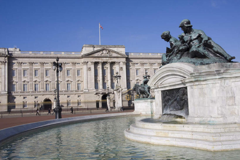 无人,广场,宫殿,横图,室外,白天,正面,旅游,度假,水,标志建筑,地标,建筑,路灯,喷泉,旗帜,照明,雕塑,英国,欧洲,伦敦,阴影,艺术,装饰,光线,雕刻,雕像,液体,影子,景观,水滴,灯光,首都,文化,娱乐,旗子,建设,白金汉宫,灯,蓝色,蓝天,天空,阳光,工艺品,天,品味,享受,休闲,旅游胜地,放松,晴朗,纪念,照亮,美术,照明设备,西欧,主题,水景,大不列颠,陈列,大不列颠及北爱尔兰联合王国,万里无云,功能,美学,美观,旌旗,旗号,大不列颠联合王国,日不落英帝国,雾都,办公厅,藏金库,美术陈列馆,白金汉屋,帝国纪念堂,设计,晴空,晴空万里,彩图