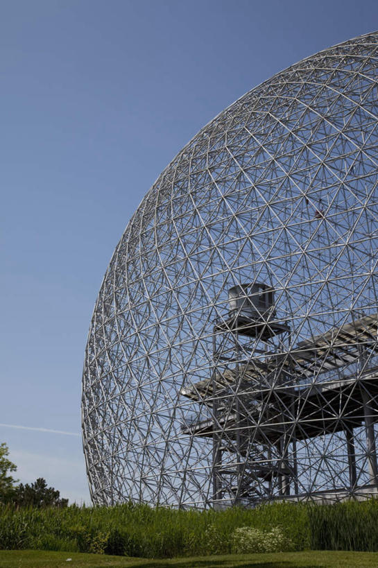 无人,竖图,室外,白天,仰视,旅游,度假,草地,草坪,植物,标志建筑,地标,建筑,加拿大,阴影,光线,钢铁,圆形,影子,房屋,屋子,云,云朵,云彩,娱乐,建设,草,蓝色,绿色,白云,蓝天,天空,阳光,自然,天,享受,休闲,旅游胜地,放松,生长,晴朗,成长,北美,北美洲,美洲,北亚美利加洲,亚美利加洲,魁北克省,蒙特利尔,蒙特利尔市,蒙特娄,圣人之城,晴空,彩图,低角度拍摄,房子