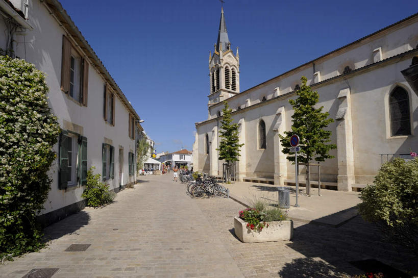 无人,花园,教堂,横图,室外,白天,仰视,旅游,度假,花圃,植物,标志建筑,地标,建筑,自行车,法国,欧洲,阴影,节日,光线,影子,尖顶,文化,娱乐,建设,车,脚踏车,蓝色,绿色,蓝天,天空,阳光,自然,交通工具,天,祈祷,享受,休闲,健康,旅游胜地,放松,许愿,宗教,信仰,生长,晴朗,成长,纪念,祈求,载具,信念,万里无云,法兰西共和国,法兰西第五共和国,滨海夏朗德省,平安,晴空,晴空万里,小花园,彩图,低角度拍摄,大教堂,礼拜堂