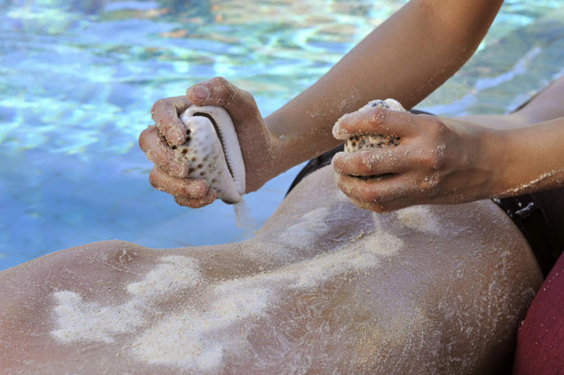 东方人,手,两个人,游泳池,躺,横图,俯视,室外,白天,化妆,美容,旅游,度假,水,贝壳,菲律宾,亚洲,倒,护肤,握,阴影,光线,粉末,沙子,影子,水池,水面,拿,拿着,黄种人,娱乐,泳池,裸露,两个,阳光,保养,享受,休闲,躯干,手部,粉,放松,握着,保健,东南亚,裸,养颜,粉状,粉剂,菲律宾共和国,米沙鄢,米沙鄢群岛,长滩岛,卧着,年轻女性,女人,女性,亚洲人,贝类外壳,海螺壳,软体动物外壳,躺着,卧,半身,彩图,高角度拍摄