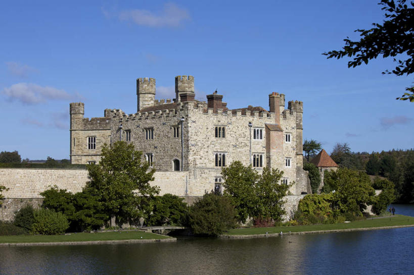 无人,横图,室外,白天,正面,旅游,度假,草地,草坪,河流,水,植物,窗户,标志建筑,地标,建筑,英国,欧洲,一排,阴影,整齐,并列,并排,光线,影子,堡垒,城堡,墙,河水,水流,云,云朵,云彩,娱乐,建设,利兹城堡,玻璃窗,墙壁,墙面,草,树,树木,排列,蓝色,绿色,白云,倒影,蓝天,天空,阳光,自然,天,享受,休闲,旅游胜地,放松,生长,晴朗,成长,倒映,西欧,要塞,队列,大不列颠,平行,大不列颠及北爱尔兰联合王国,肯特郡,大不列颠联合王国,日不落英帝国,反照,设防,利兹堡,梅德斯通,晴空,彩图