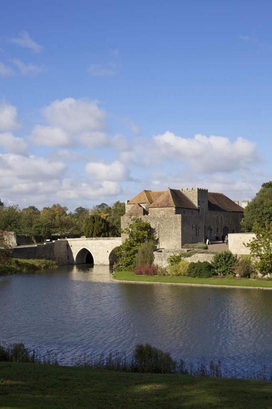 无人,竖图,室外,白天,正面,旅游,度假,草地,草坪,河流,石头,水,植物,窗户,标志建筑,地标,建筑,英国,欧洲,阴影,光线,石子,影子,堡垒,城堡,墙,河水,水流,云,云朵,桥,云彩,娱乐,建设,石桥,利兹城堡,玻璃窗,拱桥,墙壁,墙面,栈桥,草,树,树木,蓝色,绿色,白云,倒影,蓝天,天空,阳光,自然,天,享受,休闲,旅游胜地,放松,拱形,生长,晴朗,成长,人行桥,石拱桥,倒映,西欧,要塞,大不列颠,大不列颠及北爱尔兰联合王国,肯特郡,大不列颠联合王国,日不落英帝国,反照,设防,利兹堡,梅德斯通,石块,晴空,彩图