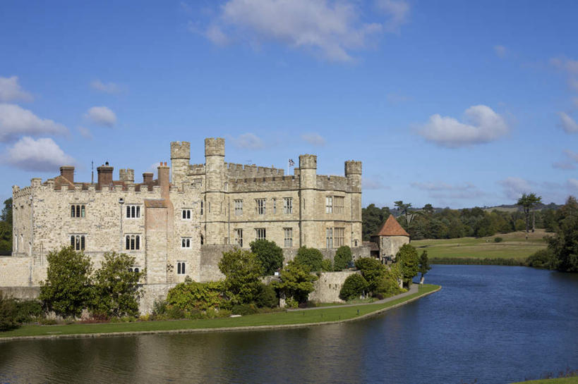 无人,横图,室外,白天,正面,旅游,度假,草地,草坪,河流,水,植物,窗户,标志建筑,地标,建筑,英国,欧洲,一排,阴影,整齐,并列,并排,光线,影子,堡垒,城堡,墙,河水,水流,云,云朵,云彩,娱乐,建设,利兹城堡,玻璃窗,墙壁,墙面,草,树,树木,排列,蓝色,绿色,白云,倒影,蓝天,天空,阳光,自然,天,享受,休闲,旅游胜地,放松,生长,晴朗,成长,倒映,西欧,要塞,队列,大不列颠,平行,大不列颠及北爱尔兰联合王国,肯特郡,大不列颠联合王国,日不落英帝国,反照,设防,利兹堡,梅德斯通,晴空,彩图