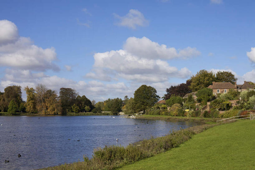 游泳,无人,家,横图,室外,白天,正面,旅游,度假,草地,草坪,湖,湖泊,美景,水,植物,别墅,鸟,英国,欧洲,一群,许多,阴影,光线,鸟类,鸭,影子,房屋,屋子,湖面,景观,水流,水面,云,云朵,公寓,很多,云彩,注视,娱乐,洋房,楼房,家禽,利兹城堡,住宅,草,树,树木,蓝色,绿色,白云,倒影,蓝天,天空,阳光,自然,动物,湖水,天,观察,看,享受,休闲,景色,放松,牲畜,生长,晴朗,成长,观看,察看,倒映,西欧,关注,自然风光,大不列颠,大不列颠及北爱尔兰联合王国,肯特郡,泅水,大不列颠联合王国,日不落英帝国,反照,拍浮,利兹堡,梅德斯通,晴空,半身,彩图,房子