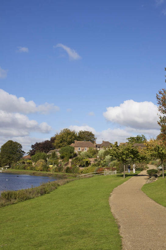 两个人,家,栏杆,站,竖图,室外,白天,侧面,旅游,度假,草地,草坪,湖,湖泊,美景,水,植物,别墅,道路,路,鸟,英国,欧洲,一群,许多,阴影,服装,光线,鸟类,鸭,影子,房屋,屋子,湖面,景观,水流,水面,云,云朵,公寓,围栏,小路,交通,很多,云彩,注视,休闲装,娱乐,洋房,护栏,楼房,家禽,利兹城堡,住宅,草,树,树木,衣服,蓝色,绿色,白云,倒影,蓝天,天空,阳光,自然,动物,湖水,天,观察,看,站着,享受,休闲,休闲服,景色,放松,服饰,牲畜,生长,晴朗,成长,观看,察看,倒映,西欧,关注,自然风光,大不列颠,大不列颠及北爱尔兰联合王国,肯特郡,大不列颠联合王国,日不落英帝国,反照,利兹堡,梅德斯通,男人,男性,中年男性,晴空,站立,彩图,全身,房子