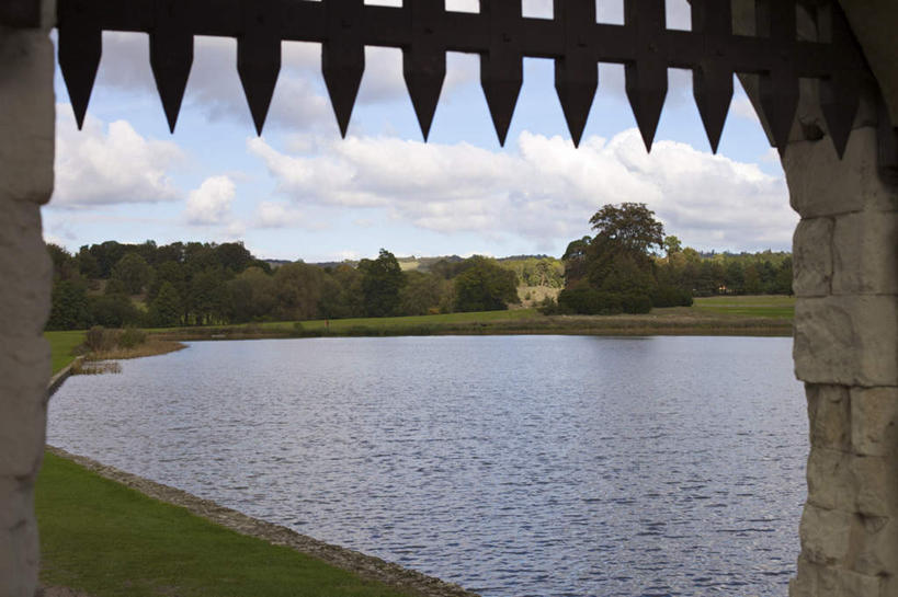 无人,栏杆,横图,室外,白天,正面,旅游,度假,草地,草坪,湖,湖泊,水,植物,门,标志建筑,地标,建筑,英国,欧洲,阴影,光线,影子,堡垒,城堡,墙,湖面,水流,水面,云,云朵,拱门,围栏,云彩,娱乐,建设,护栏,利兹城堡,墙壁,墙面,草,树,树木,蓝色,绿色,白云,倒影,蓝天,天空,阳光,自然,门框,湖水,天,享受,休闲,旅游胜地,放松,生长,晴朗,成长,倒映,西欧,要塞,大不列颠,大不列颠及北爱尔兰联合王国,肯特郡,大不列颠联合王国,日不落英帝国,反照,设防,利兹堡,梅德斯通,晴空,彩图