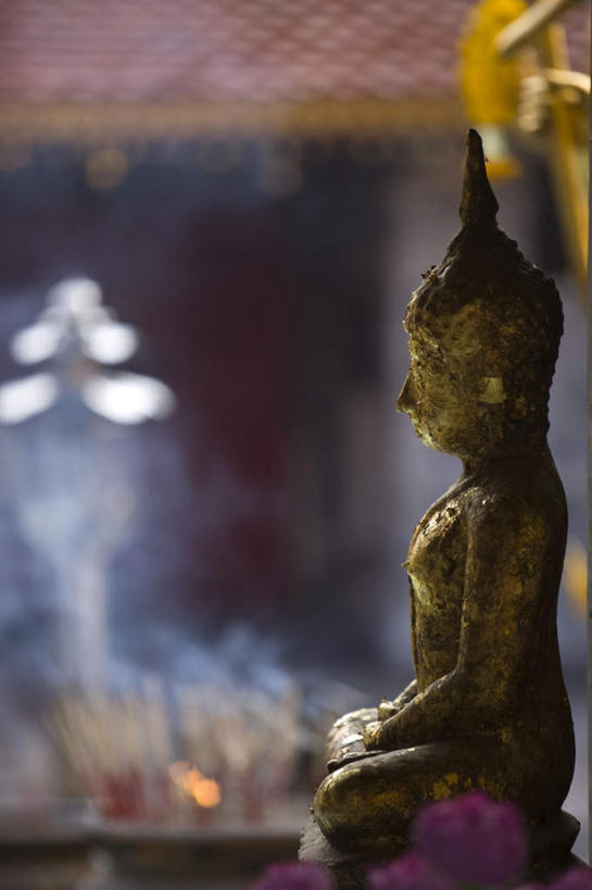 无人,寺庙,坐,闭眼,盘腿,竖图,室外,特写,白天,正面,旅游,度假,名胜古迹,标志建筑,地标,建筑,雕塑,泰国,亚洲,阴影,朦胧,模糊,遗迹,艺术,装饰,光线,雕刻,雕像,香炉,影子,古迹,文物,娱乐,建设,古建筑,阳光,工艺品,庙宇,祈祷,享受,休闲,旅游胜地,放松,搭,许愿,宗教,东南亚,信仰,纪念,祈求,美术,祭奠,祭祀,搭着,主题,祭坛,陈列,古文明,泰王国,清迈府,素贴寺,功能,美学,敬拜,清迈省,闭眼睛,闭着眼,闭着眼睛,盘腿而坐,盘膝,盘着腿的,盘着腿坐,双腿交叉,坐着,半身,彩图,庙,寺