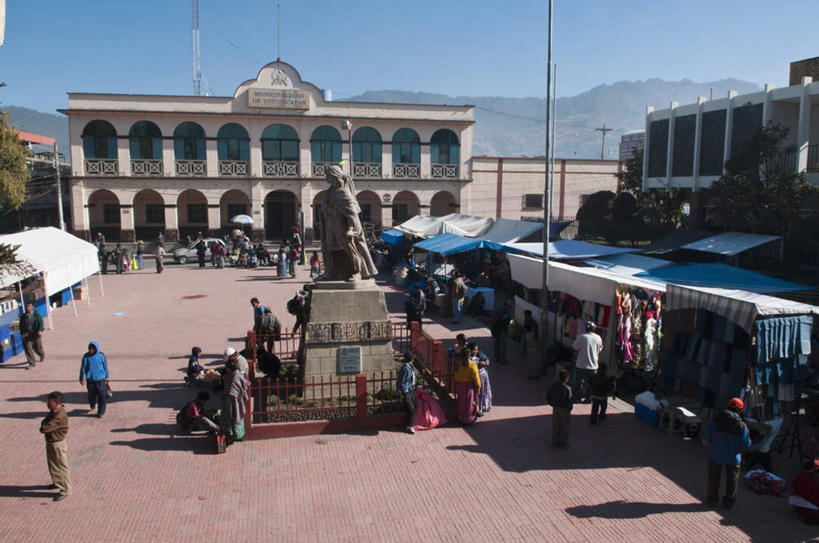 西方人,站,走,横图,俯视,室外,白天,购物,消费,山,山脉,汽车,雕塑,欧洲,危地马拉,欧洲人,一排,行人,游客,游人,阴影,服装,艺术,整齐,装饰,光线,雕刻,雕像,伞,影子,雨伞,遮阳伞,柱子,山峰,山峦,许多人,注视,休闲装,阳伞,货摊,路人,旅客,车,排列,衣服,蓝色,蓝天,天空,阳光,工艺品,交通工具,轿车,群山,天,观察,看,站着,一群人,休闲,休闲服,金融,服饰,晴朗,观看,纪念,美术,察看,北美,北美洲,队列,关注,载具,主题,美洲,陈列,选购,贸易,万里无云,首府,功能,美学,北亚美利加洲,亚美利加洲,血拼,危地马拉共和国,瓜地马拉,过客,托托尼卡潘,托托尼卡潘省,男人,男性,女人,女性,中年男性,中年女性,白种人,晴空,晴空万里,步行,散步,站立,走路,彩图,高角度拍摄,全身