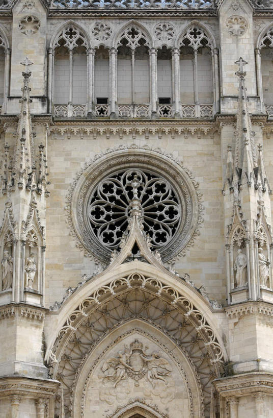 无人,教堂,竖图,室外,特写,白天,正面,旅游,度假,窗户,标志建筑,地标,建筑,雕塑,法国,欧洲,一排,阴影,节日,艺术,整齐,装饰,光线,雕刻,雕像,影子,柱子,文化,娱乐,建设,玻璃窗,排列,阳光,工艺品,祈祷,享受,休闲,健康,旅游胜地,放松,许愿,宗教,信仰,纪念,华丽,祈求,美术,队列,主题,陈列,信念,法兰西共和国,功能,美学,法兰西第五共和国,富丽,华美,卢瓦雷省,中央大区,平安,彩图,大教堂,礼拜堂