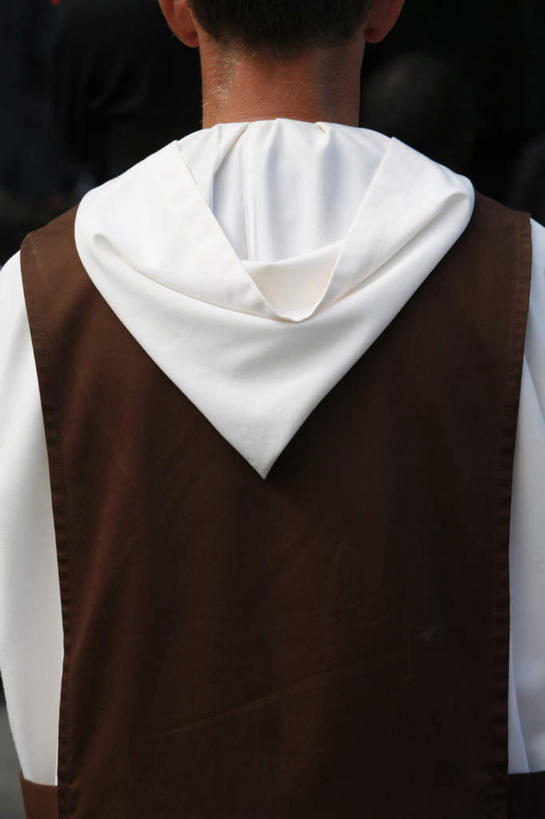 西方人,一个人,站,竖图,室内,白天,法国,欧洲,欧洲人,仅一个男性,仅一个人,阴影,节日,光线,长袍,影子,文化,仅一个年轻男性,背面,祈祷,站着,健康,许愿,宗教,信仰,纪念,祈求,基督教,天主教,法兰西共和国,法兰西第五共和国,卢尔德,平安,男人,男性,年轻男性,白种人,站立,半身,彩图