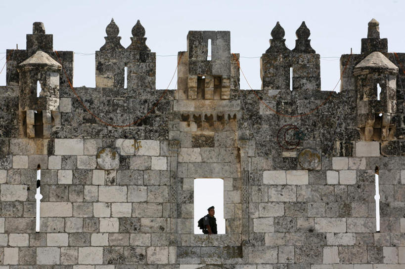 一个人,站,横图,室外,白天,正面,制服,旅游,度假,名胜古迹,标志建筑,地标,建筑,帽子,巴勒斯坦,亚洲,仅一个男性,仅一个人,阴影,节日,遗迹,光线,影子,墙,首都,古迹,文化,文物,娱乐,建设,古建筑,墙壁,墙面,仅一个年轻男性,阳光,祈祷,站着,享受,休闲,健康,旅游胜地,放松,许愿,宗教,信仰,纪念,祈求,伊斯兰教,清真寺,贝雷帽,西亚,古文明,守卫,保卫,巴勒斯坦国,耶路撒冷,大马士革门,平安,男人,男性,年轻男性,阿拉伯人,白种人,亚洲人,站立,半身,彩图