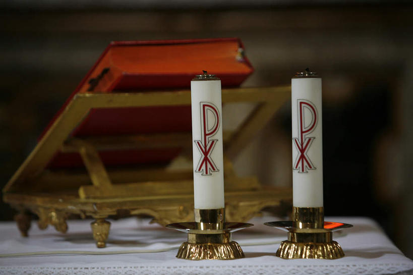 无人,横图,俯视,室内,特写,白天,桌子,静物,蜡烛,阴影,朦胧,模糊,光线,英文,标志,文字,香炉,影子,字符,字母,办公桌,标识,两个,祈祷,许愿,宗教,信仰,英文字母,祈求,祭奠,祭祀,祭坛,敬拜,彩图,高角度拍摄