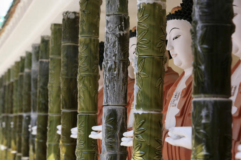 东方人,无人,寺庙,站,横图,室内,白天,正面,旅游,度假,标志建筑,地标,建筑,雕塑,马来西亚,亚洲,一排,节日,朦胧,模糊,艺术,整齐,装饰,雕刻,雕像,柱子,许多人,燃烧,注视,黄种人,文化,娱乐,建设,排列,香火,工艺品,庙宇,观察,看,祈祷,站着,一群人,享受,休闲,健康,旅游胜地,放松,许愿,宗教,东南亚,信仰,观看,纪念,祈求,美术,察看,队列,关注,主题,陈列,功能,美学,槟城,槟城州,槟榔屿,槟州,极乐寺,马来西亚联邦,槟城极乐寺,槟榔山,升旗山,平安,男人,男性,中年男性,亚洲人,站立,半身,彩图,庙,寺