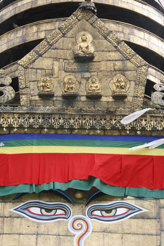 无人,寺庙,竖图,彩色,室外,白天,仰视,旅游,度假,标志建筑,地标,建筑,旗帜,尼泊尔,亚洲,一排,阴影,节日,朦胧,模糊,整齐,装饰,光线,影子,墙,云,云朵,塔,首都,燃烧,云彩,文化,娱乐,旗子,建设,墙壁,墙面,排列,蓝色,白云,蓝天,天空,阳光,香火,庙宇,天,祈祷,享受,休闲,健康,旅游胜地,放松,许愿,宗教,信仰,晴朗,纪念,华丽,修饰,祈求,点缀,队列,南亚,加德满都,苏瓦扬布拿佛塔,尼泊尔王国,加都,衬托,美观,雅致,雅观,旌旗,旗号,德满都,四眼天神庙,平安,晴空,彩图,低角度拍摄,庙,寺