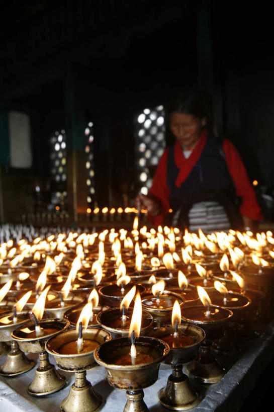 东方人,一个人,寺庙,站,竖图,俯视,室内,白天,旅游,度假,窗户,标志建筑,地标,建筑,蜡烛,尼泊尔,亚洲,仅一个女性,仅一个人,一排,阴影,服装,节日,朦胧,模糊,整齐,光线,火焰,影子,烛光,首都,燃烧,注视,休闲装,黄种人,文化,娱乐,建设,玻璃窗,排列,衣服,香火,庙宇,点燃,观察,看,祈祷,站着,仅一个中年女性,享受,休闲,健康,休闲服,旅游胜地,放松,许愿,宗教,服饰,信仰,观看,纪念,祈求,察看,队列,关注,南亚,加德满都,苏瓦扬布拿佛塔,尼泊尔王国,加都,德满都,四眼天神庙,平安,女人,女性,中年女性,亚洲人,站立,半身,彩图,高角度拍摄,庙,寺