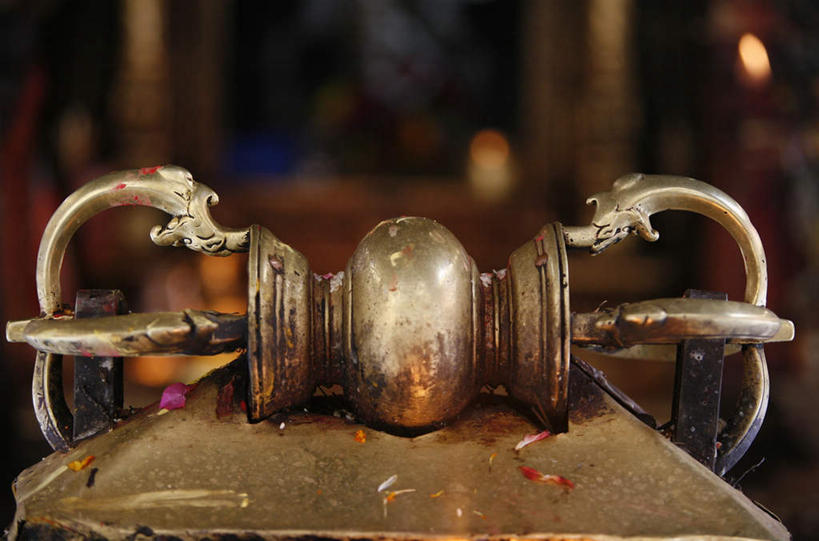 无人,横图,俯视,室内,特写,白天,旅游,度假,桌子,标志建筑,地标,建筑,静物,金属制品,尼泊尔,亚洲,阴影,节日,朦胧,模糊,盛开,光线,金属,影子,办公桌,花蕾,文化,娱乐,建设,物品,花,花瓣,花朵,鲜花,一个,花苞,花蕊,祈祷,享受,休闲,健康,旅游胜地,放松,许愿,宗教,信仰,单个,纪念,祈求,南亚,尼泊尔王国,帕坦,勒利德布尔,黄金寺,平安,彩图,高角度拍摄