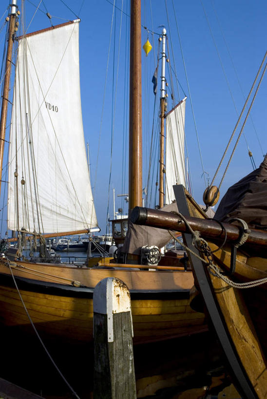 帆船,无人,码头,竖图,室外,白天,仰视,旅游,度假,港口,船,欧洲,荷兰,停靠,阴影,朦胧,模糊,光线,影子,娱乐,蓝色,蓝天,天空,阳光,交通工具,天,享受,休闲,放松,晴朗,西欧,停泊,载具,万里无云,荷兰王国,尼德兰王国,帆樯,桅竿,福伦丹,沃伦丹,晴空,晴空万里,彩图,低角度拍摄,摆渡口,埠头,渡口,渡头,港湾,海港,货运码头,口岸,商港